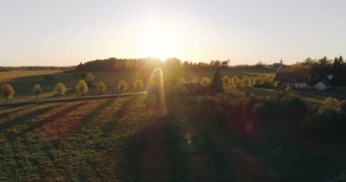 Küçük bir kasaba üzerinde gün batımının muhteşem manzarası..