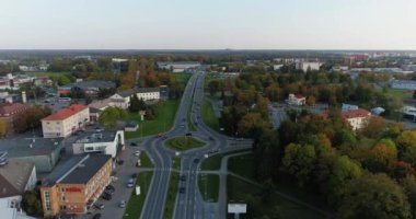 Şehir trafiğinin, arabaların ve otobüslerin hava görüntüleri. Estonya.