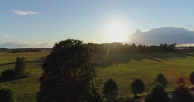 Küçük bir kasaba üzerinde gün batımının muhteşem manzarası..