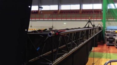 AHTME, ESTONIA - 7 Ocak 2020: Bir spor salonunda serbest güreş turnuvası için profesyonel ses, ışık, video ve sahne ekipmanı kurulumu.