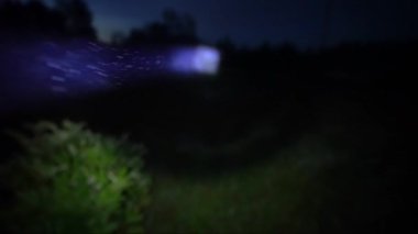 Lamba ışığında duman, karanlık gece arkaplanı 