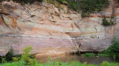 Estonya 'daki Ahja nehrinin kıyısında Devonian kumtaşı çıkıntıları. Ağır çekim. Sabit görüntü