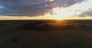 Küçük bir kasaba üzerinde gün batımının muhteşem manzarası..