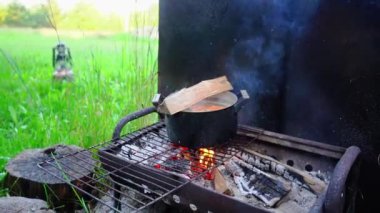BBQ 'da kaynamış balık çorbası ile tavanın yakın çekimi, yavaş çekim. 