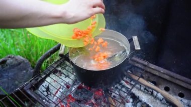 BBQ 'da balık çorbası pişiren kadına yakın çekim, yavaş çekim. 