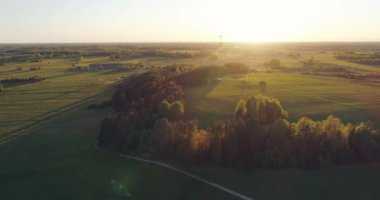 Küçük bir kasaba üzerinde gün batımının muhteşem manzarası..