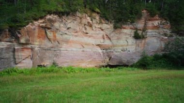 Estonya 'daki Ahja nehrinin kıyısında Devonian kumtaşı çıkıntıları. Ağır çekim. Sabit görüntü