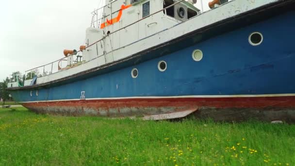 Viejo Barco Pesca Oxidado Imágenes Cámara Lenta Steadicam — Vídeos de Stock