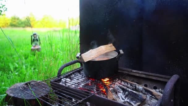 Primo Piano Della Padella Con Zuppa Pesce Bollente Sul Barbecue — Video Stock