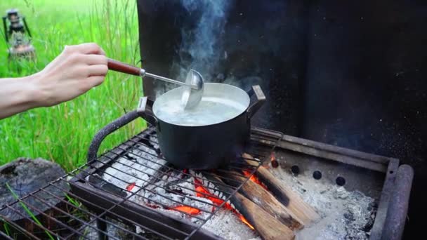 Primo Piano Della Donna Che Cucina Zuppa Pesce Padella Sul — Video Stock