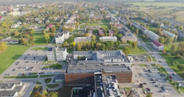 Vista Aérea Del Paisaje Urbano Construcción Edificios Cerca Del Hospital — Vídeos de Stock