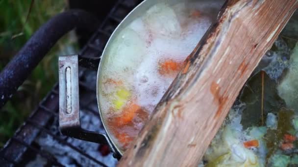 Primer Plano Sartén Con Sopa Pescado Hirviendo Barbacoa Imágenes Cámara — Vídeos de Stock