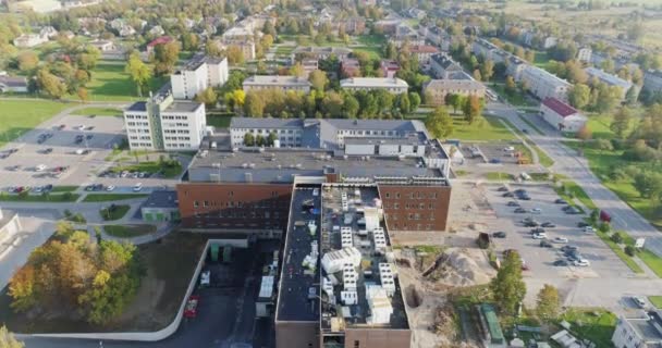 日落时医院附近建筑的空中城市景观 — 图库视频影像