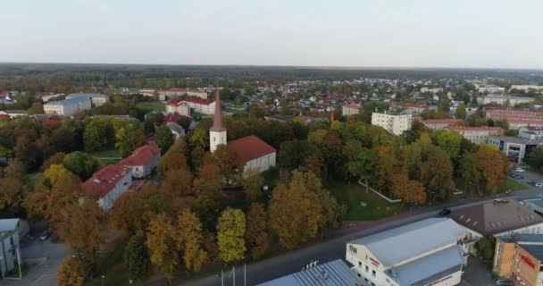 Zdjęcia Lotnicze Ruchu Miejskiego Samochodów Autobusów Drodze Estonia — Wideo stockowe