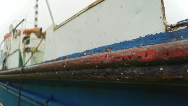 Старий Іржавий Рибальський Корабель Повільний Рух Кадрів Steadicam — стокове відео