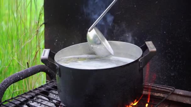 Primer Plano Mujer Cocinando Sopa Pescado Sartén Barbacoa Imágenes Cámara — Vídeos de Stock