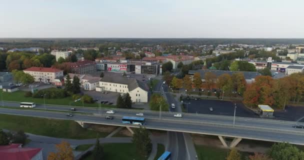 Zdjęcia Lotnicze Ruchu Miejskiego Samochodów Autobusów Drodze Estonia — Wideo stockowe