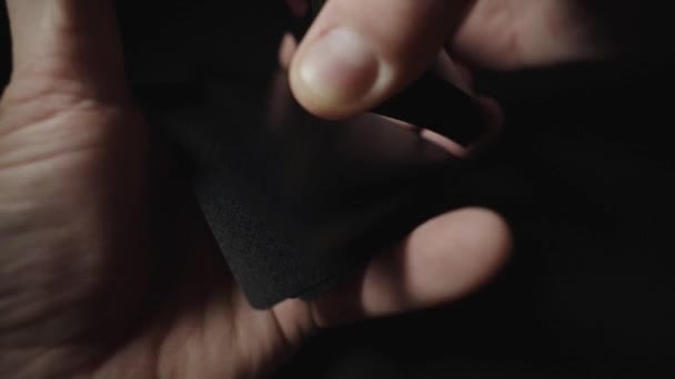 Homem Mostrando Truque Com Cartas Baralho Mãos Apenas Filmagem Câmara — Vídeo de Stock