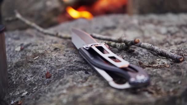 Küçük Keskin Kamp Bıçağı Yanan Bir Şenlik Ateşinin Önünde Bir — Stok video