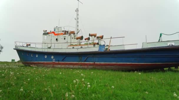 Eski Paslı Balıkçı Gemisi Yavaş Çekim Sabit Görüntü — Stok video