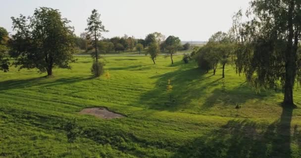 Imágenes Aéreas Temporada Otoño Bosque Cerca Ciudad Estonia Puesta Sol — Vídeos de Stock