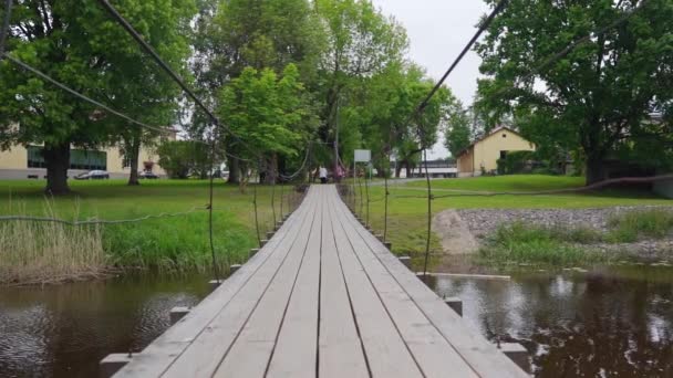 Anziano Bicicletta Ponte Sospeso Dall Altra Parte Del Fiume Video — Video Stock