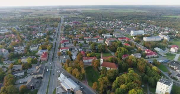 Съемка Воздуха Городского Движения Автомобилей Автобусов Дороге Эстония — стоковое видео