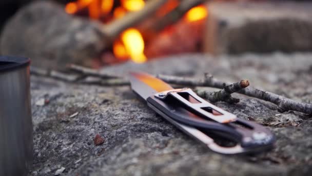 Petit Couteau Camping Pointu Trouve Sur Une Pierre Devant Feu — Video