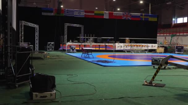Ahtme Estonia 2020年1月7日 スポーツホールでのフリースタイルレスリングトーナメントのためのプロのサウンド ライト ビデオやステージ機器のインストール — ストック動画