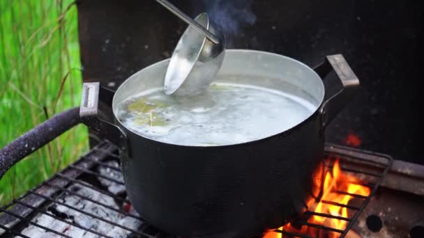 Close Van Vrouw Koken Vissoep Pan Bbq Slow Motion Beelden — Stockvideo