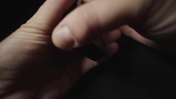 Άνθρωπος Που Δείχνει Κόλπο Χαρτιά Χέρια Μόνο Πλάνα Αργής Κίνησης — Αρχείο Βίντεο