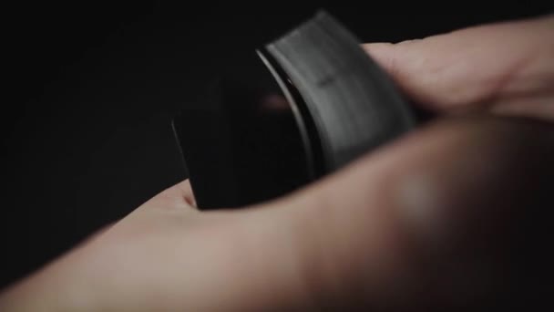 Чоловік Показує Трюк Гральними Картками Тільки Руки Повільні Кадри Руху — стокове відео