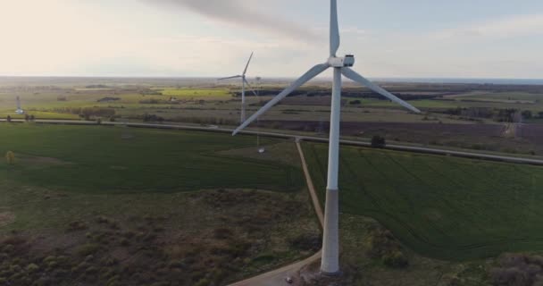 Luchtbeelden Windturbines Landbouwvelden Een Zomerdag Zonsondergang — Stockvideo