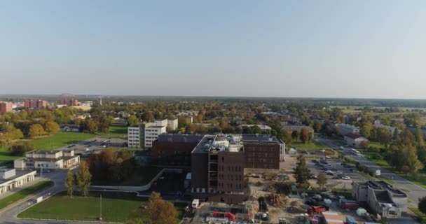 Vista Aérea Del Paisaje Urbano Construcción Edificios Cerca Del Hospital — Vídeos de Stock