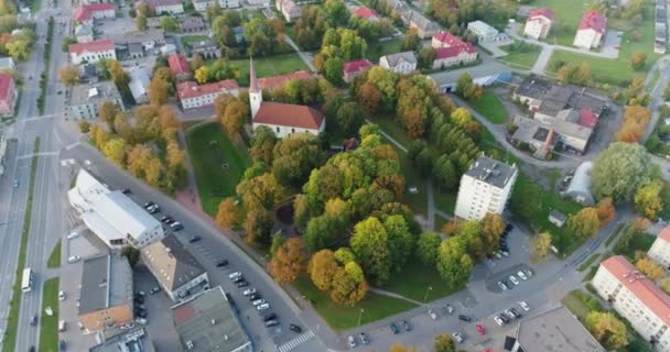 Zdjęcia Lotnicze Ruchu Miejskiego Samochodów Autobusów Drodze Estonia — Wideo stockowe