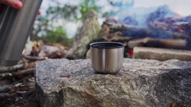 Metalowy Kubek Gorącą Herbatą Przy Ognisku Nagranie Wolnego Ruchu — Wideo stockowe