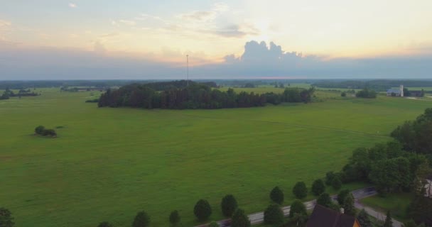 Flygbilder Från Höstsäsongen Liten Estnisk Stad Solnedgång Med Massiva Moln — Stockvideo