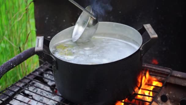 Detailní Záběr Ženy Vařící Rybí Polévku Pánvi Bbq Zpomalené Záběry — Stock video