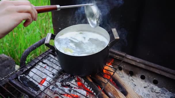 Close Van Vrouw Koken Vissoep Pan Bbq Slow Motion Beelden — Stockvideo