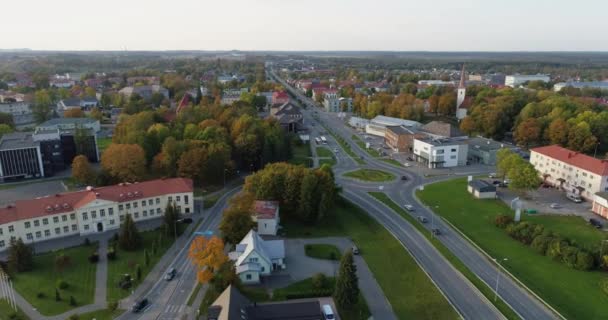 Luchtfoto Van Stadsverkeer Auto Bussen Weg Estland — Stockvideo