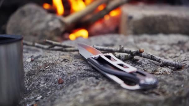 Pequeño Cuchillo Afilado Para Acampar Encuentra Una Piedra Frente Una — Vídeos de Stock