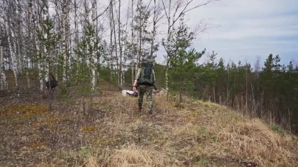 Junger Mann Mit Rucksack Läuft Tagsüber Wald Zeitlupe — Stockvideo