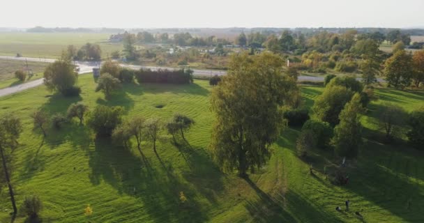 Flyfoto Høstsesongen Den Lille Estiske Byen Solnedgang – stockvideo