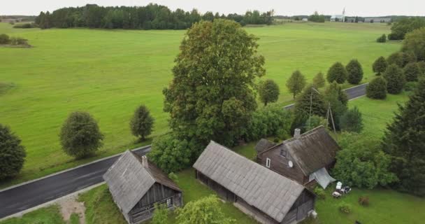 Erstaunliche Luftaufnahme Der Schönen Kleinen Ländlichen Stadt Grüne Felder Und — Stockvideo
