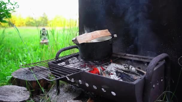 Primo Piano Della Padella Con Zuppa Pesce Bollente Sul Barbecue — Video Stock