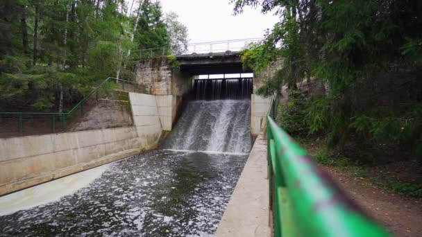 Tiro Cachoeira Uma Barragem Velha Paisagem Verão Movimento Lento — Vídeo de Stock