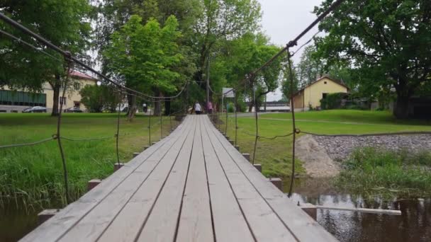 Anziano Bicicletta Ponte Sospeso Dall Altra Parte Del Fiume Video — Video Stock