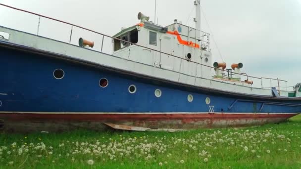 Stary Zardzewiały Statek Rybacki Filmik Steadicamem Zwolnionym Tempie — Wideo stockowe