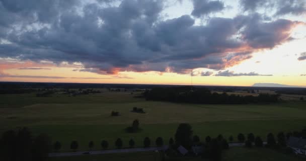 Atemberaubende Luftaufnahme Des Wunderschönen Sonnenuntergangs Über Der Kleinen Landstadt — Stockvideo