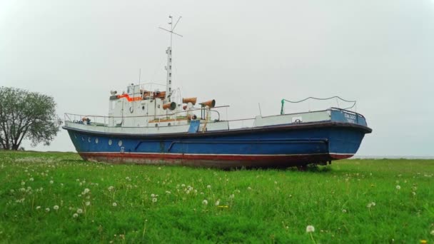 Viejo Barco Pesca Oxidado Imágenes Cámara Lenta Steadicam — Vídeo de stock